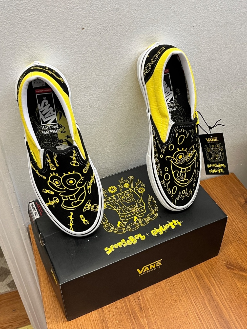 NWT Men's VANS "Off The Wall"  [Spongebob Gigliotti]  Skateboard Slip-ons 8.5
